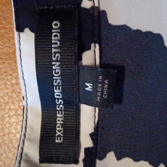 🌺Express Black and White Ruffled Sleeveless Blouse - Picture 3 of 11